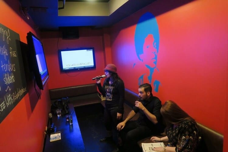 vẽ tranh tường quán karaoke