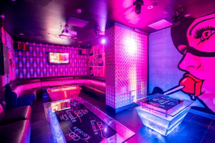 vẽ tranh tường quán karaoke