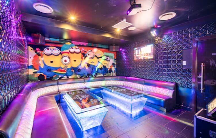 vẽ tranh tường quán karaoke